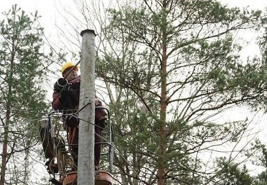 Vētras dēļ iedzīvotāji paliek bez elektroenerģijas