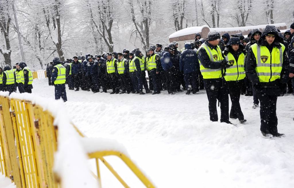 Brīvības pieminekļa apkārtnē daudz policistu; likumsargu motorlaiva arī kanālā