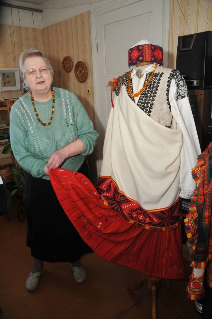 FOTO: Nīcā top jauni tautastērpi