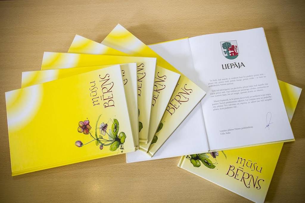 Sveicot ģimenes ar bērna piedzimšanu, dāvinās koka grabuli un grāmatu