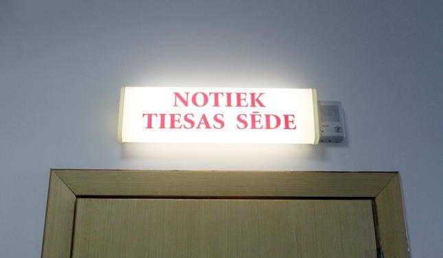 Lietā par grupveida izvarošanu Liepājā notiesājošais spriedums pagaidām stājies spēkā vienam vīrietim