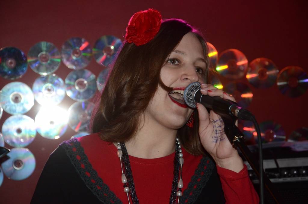 VIDEO: Ilva Markus-Narvila ar dziesmu "Precē mani, čigānzēn" konkursa "Bliez pa notīm!" pusfinālā