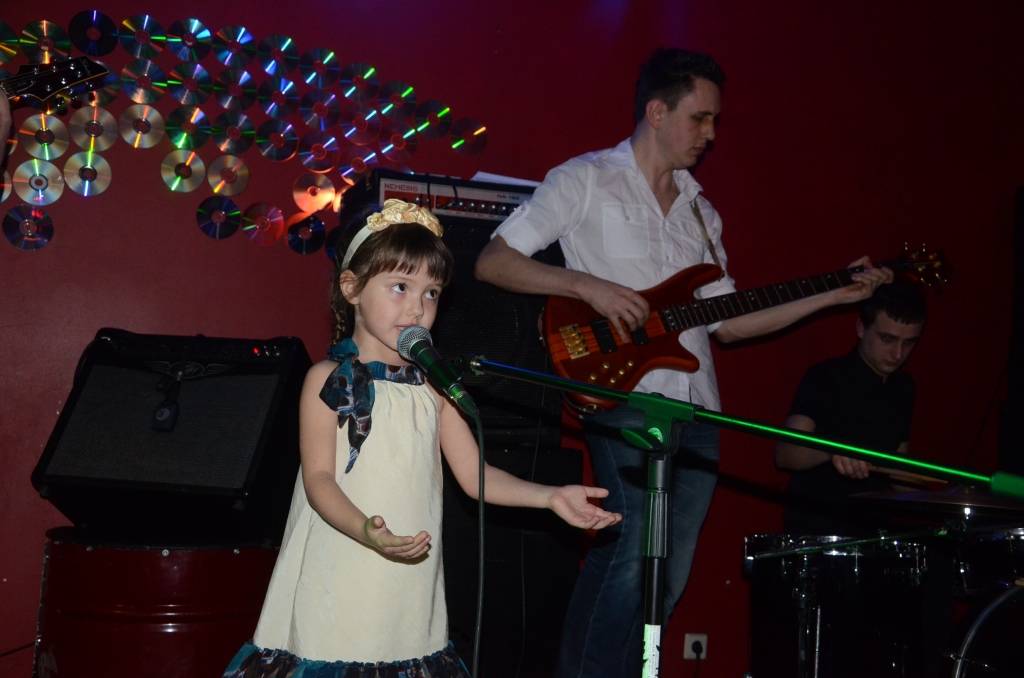 VIDEO: Piecus gadus vecā Evelīna Markus-Narvila iekļūst konkursa "Bliez pa notīm!" finālā 