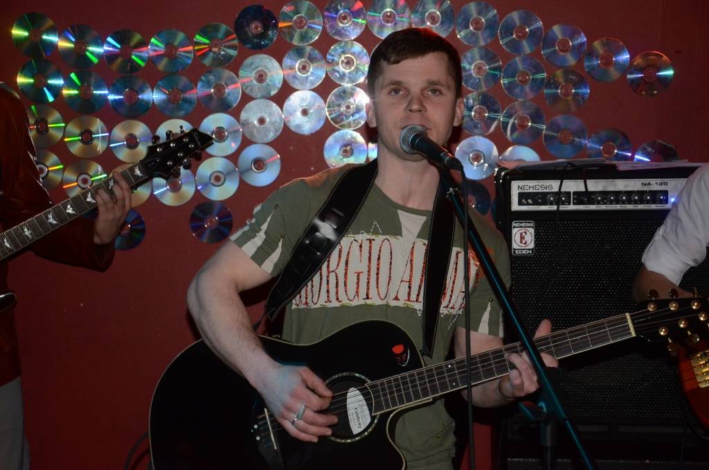 VIDEO: Mārtiņš Petrovs ar dziesmu "Ar viss maigākām rokām" konkursa "Bliez pa notīm!" pusfinālā 