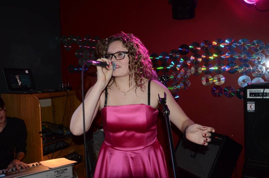 VIDEO: Justīne Siksna ar dziesmu "Kājām gaisā" konkursa "Bliez pa notīm!" pusfinālā 