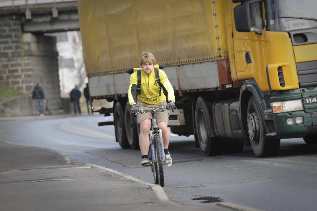 Velosipēdisti lielajam transportam pa kājām