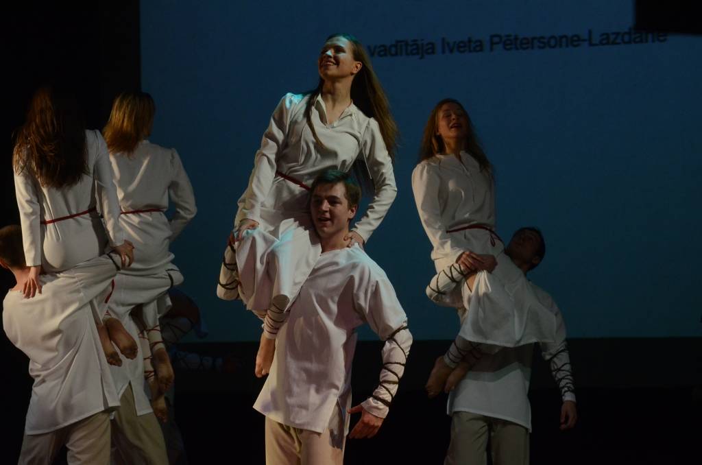VIDEO: "Daiļrade" dejo deju "Škiraties(i) zosu pulki"