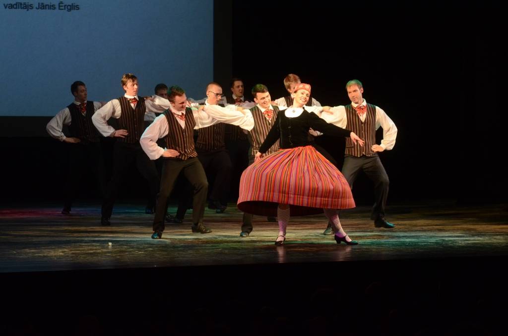 VIDEO: "Teiksma" dejo deju "Baltu puķu guni kūru"