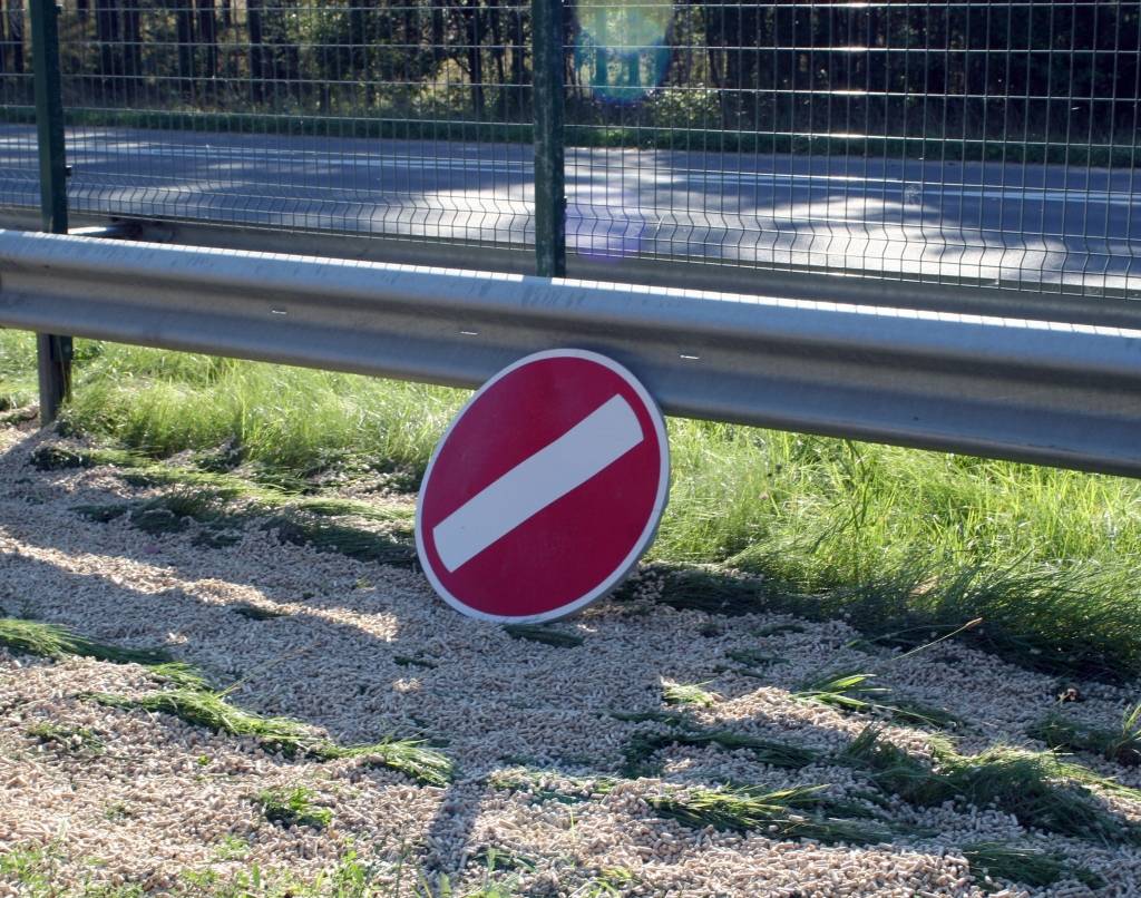 Rēzeknē no kravas automašīnas izkrīt lielgabali