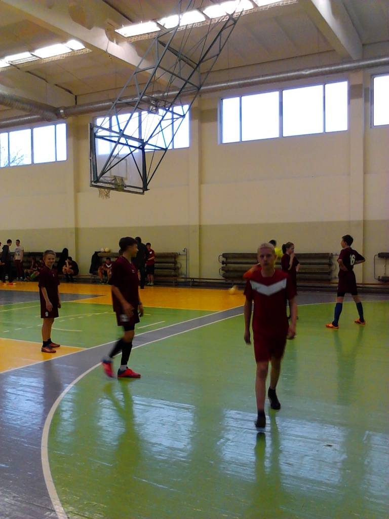 FOTO: Dzērves pamatskolas futbolisti uzvar telpu futbola turnīrā skolēniem