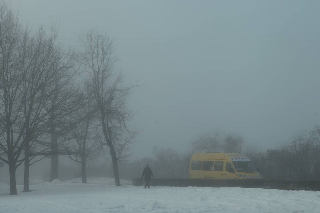 Svētdienas rītā uz autoceļiem vietām bieza migla