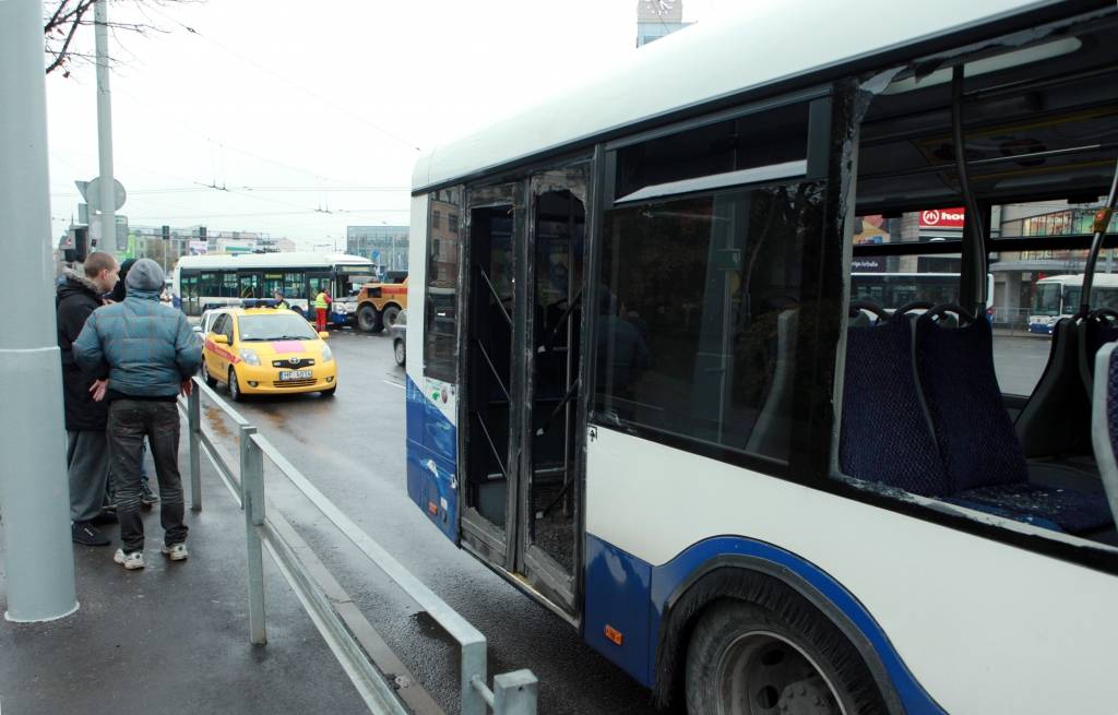 Sestdien Rīgā draudēts uzspridzināt sabiedrisko autobusu