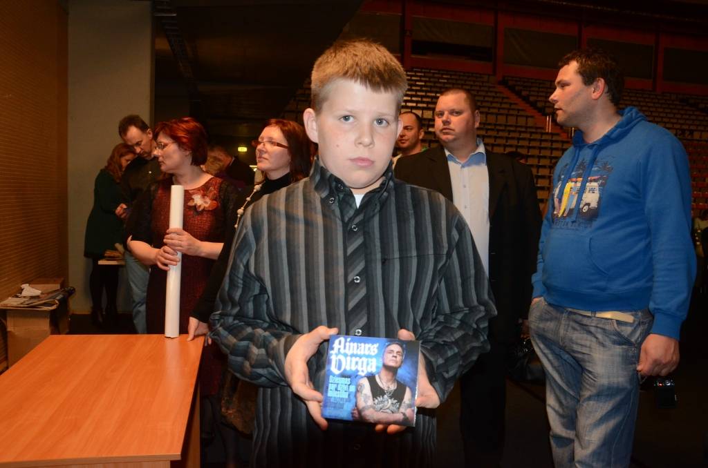 FOTO: Tiek pie Ainara Virgas autogrāfa
