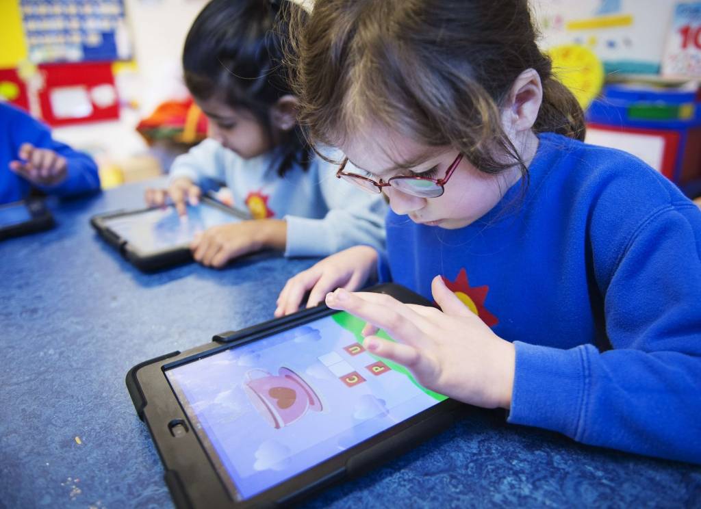 Izdevniecības mācību līdzekļu saturu digitalizē, ministriju negaidot
