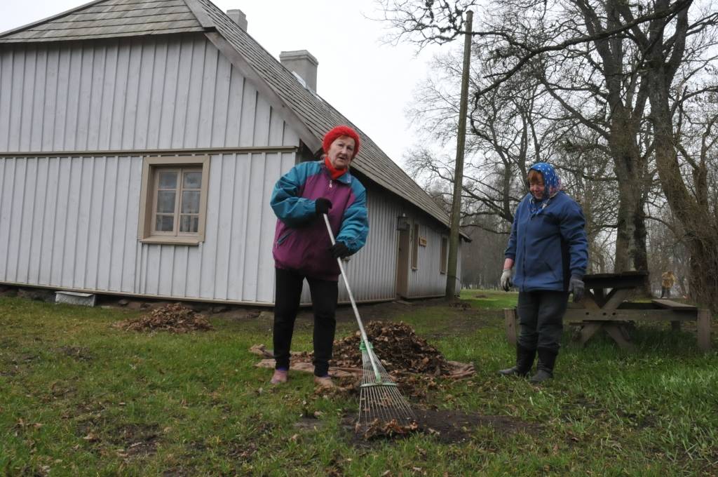 FOTO: "Zvanītājos" talko un krāso dzijas