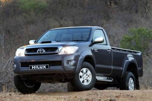 No ūdens izvelk "Toyota Hilux"