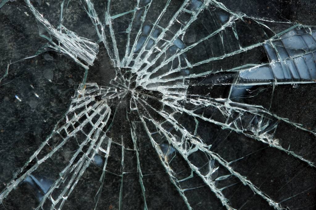 papildināts (17:38) - FOTO: Pie Jelgavas robežas autobusā ieskrējis baļķvedējs; lielākoties vieglas traumas guvuši vairāki bērni