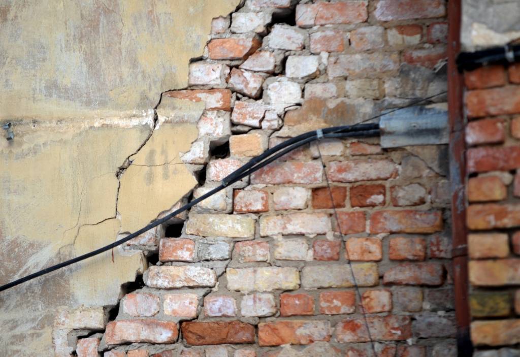 Bažījas par grausta noturību Dzirnavu ielā līdzās iepirkšanās centram Galerija Rīga