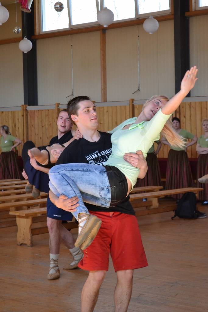 FOTO: Dejotāji tiekas "Robežniekos"