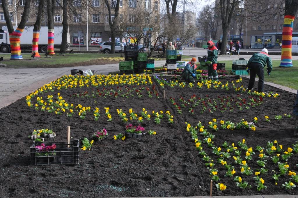 FOTO: Liepāja rotājas Lieldienām