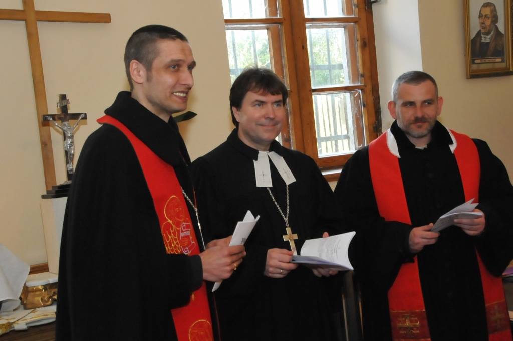 FOTO: Liepājā dodas Krusta ceļa gājienā