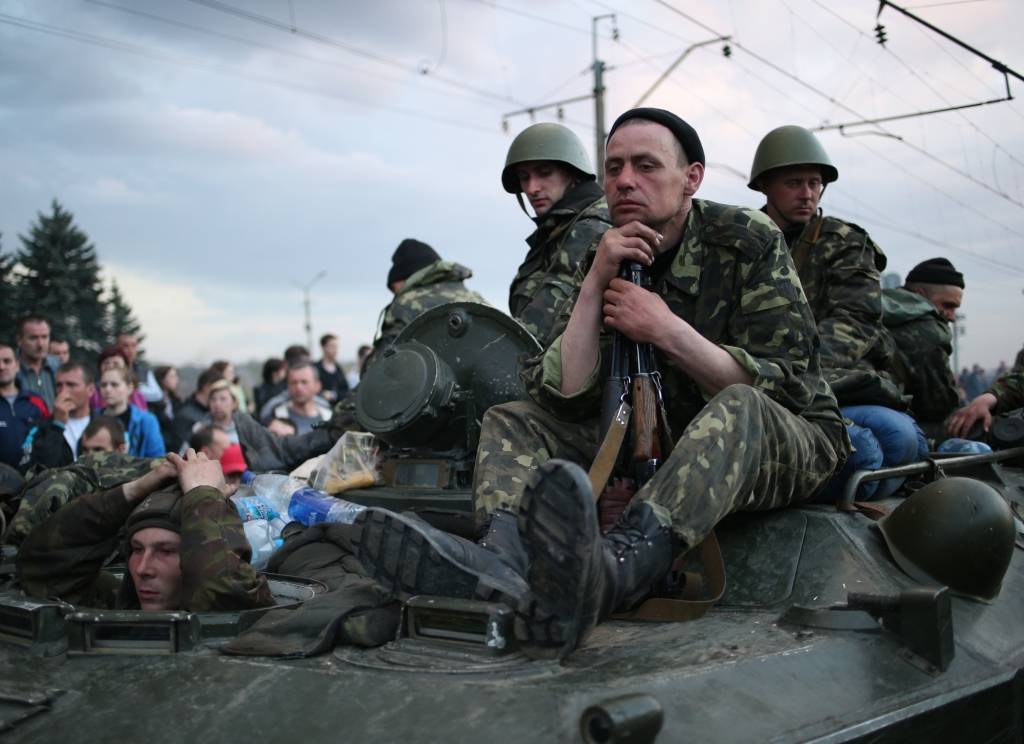 Papildināta ar foto - Uzbrukumā Ukrainas armijas bāzei nogalināti trīs bruņoti separātisti