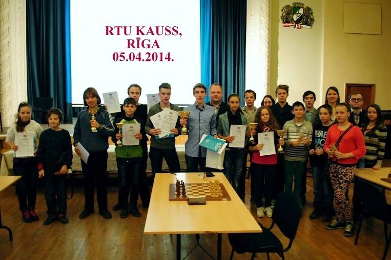 Evija Brikmane un Dāvids Benderskis tiek pie balvām "RTU Prāta spēles"