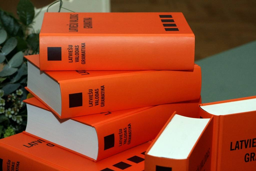 Latviešu valodas gramatika kļūst par hitu; domā par papildmetienu