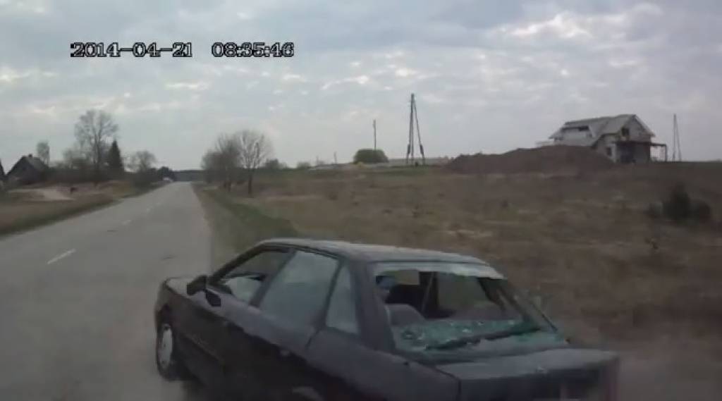 VIDEO: Autovadītājs pret policistiem vērš gāzes pistoli un neveiksmīgi mūk