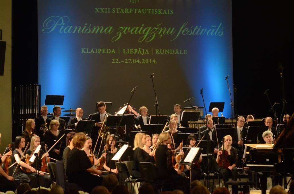 FOTO.VIDEO: Ar skaļiem aplausiem Liepājā atklāj XXII Starptautisko Pianisma zvaigžņu festivālu