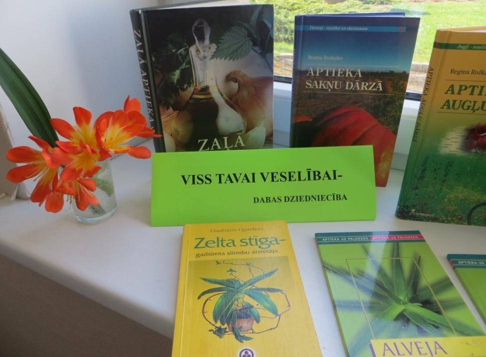 FOTO: Cīravā skatāma netradicionālās medicīnas literatūras krājumu izstāde