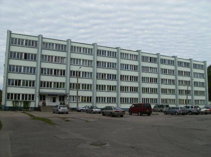 Policija Jūrniecības koledžas kopmītnēs Liepājā atrod, iespējams, narkotiskās vielas