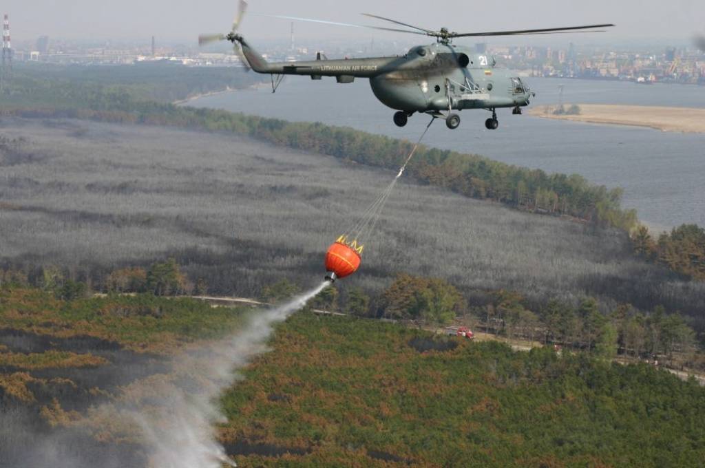 Ugunsgrēks kuršu kāpās; Latvija dzēst ugunsgrēku nosūta NBS helikopteru