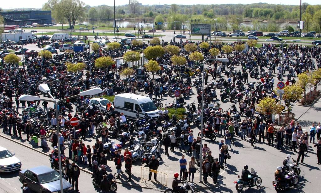 FOTO: Vairāki tūkstoši motociklistu Rīgā atklāj motosezonu