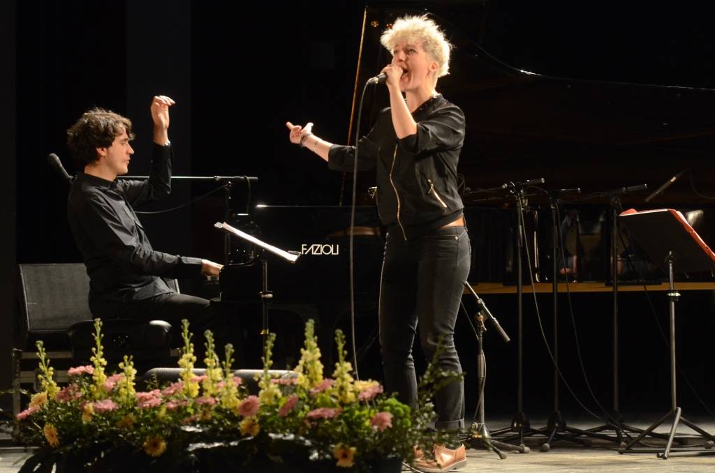 VIDEO: Žanna Adeda dzied koncertā "Franču džezs"