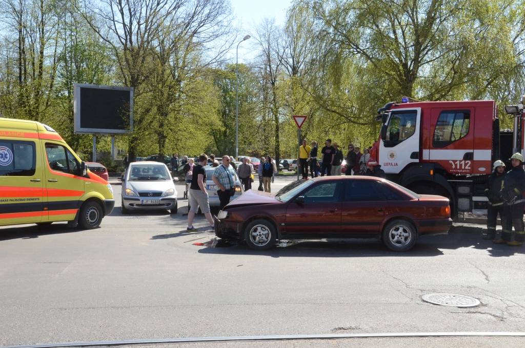 FOTO: Liepājas centrā notiek avārija