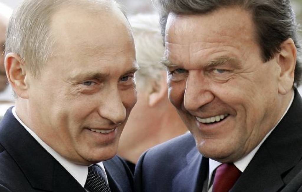 Vācijā sašutums par Šrēdera brāļošanos ar Putinu