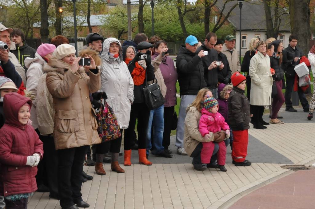 FOTO: Iedarbina strūklaku Čakstes laukumā