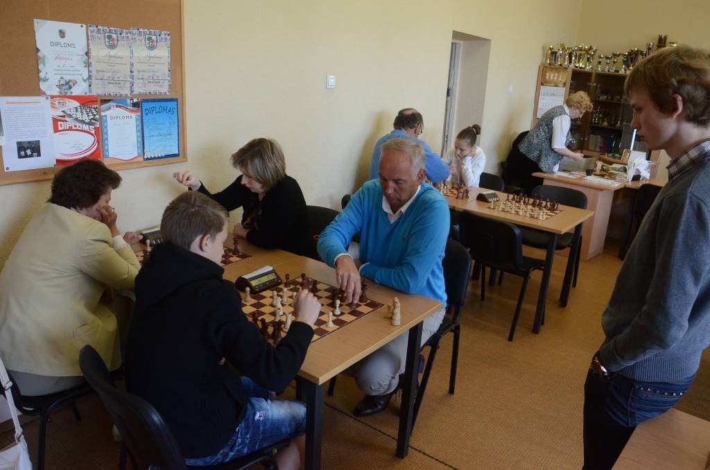 FOTO.VIDEO: Sacenšas Liepājas meistarsacīkstēs šaha ātrspēlē