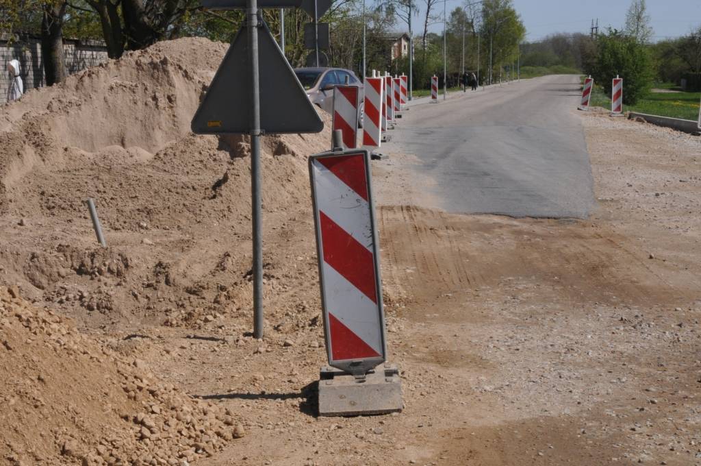 FOTO: Grobiņā turpina rekonstruēt Iļģu ielu