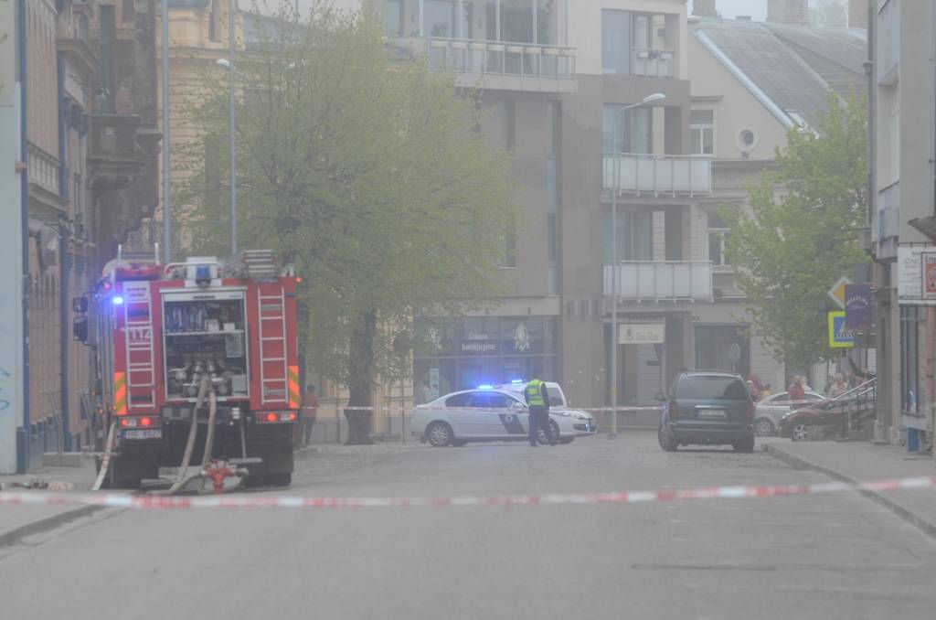 FOTO: Liepājas centrā policija bloķē satiksmi