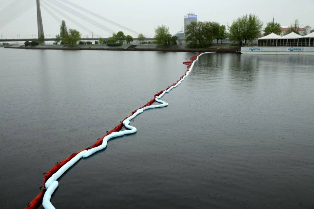 Daugavā starp AB dambi un Radisson Daugava notikusi ķīmiskas vielas noplūde