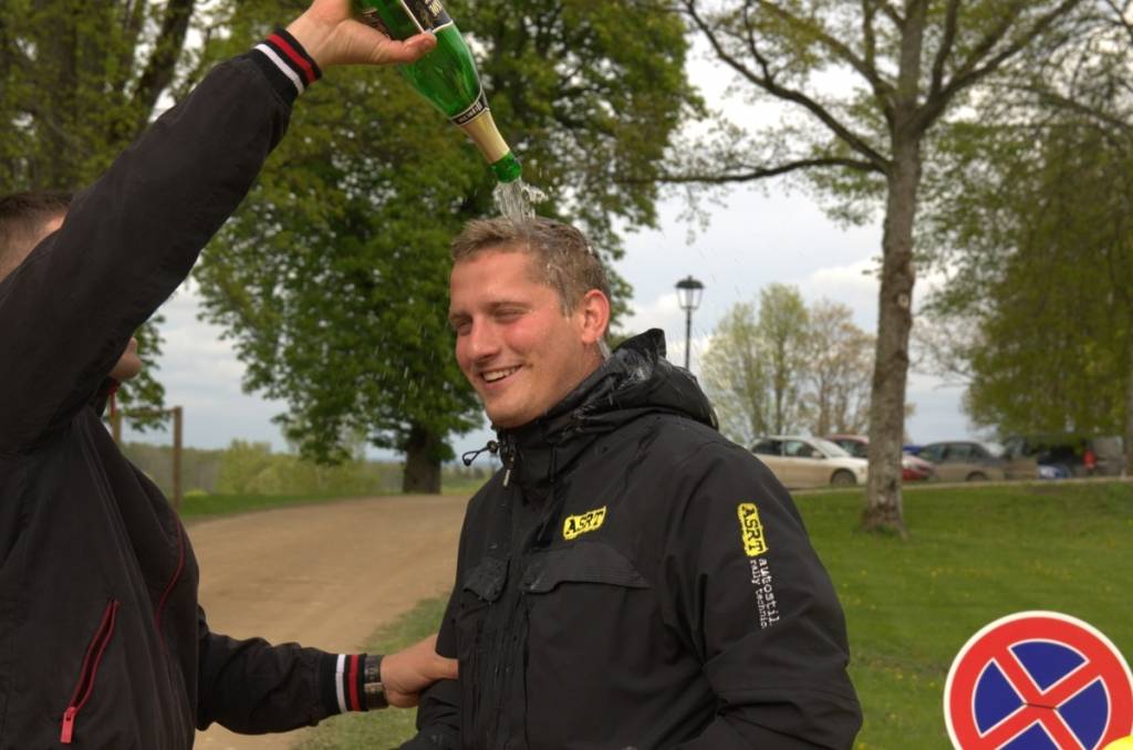 Spraigā cīņā rallijsprintā "Kalnamuiža 2014" uzvaru izcīna Ķenavs/Cimdiņš