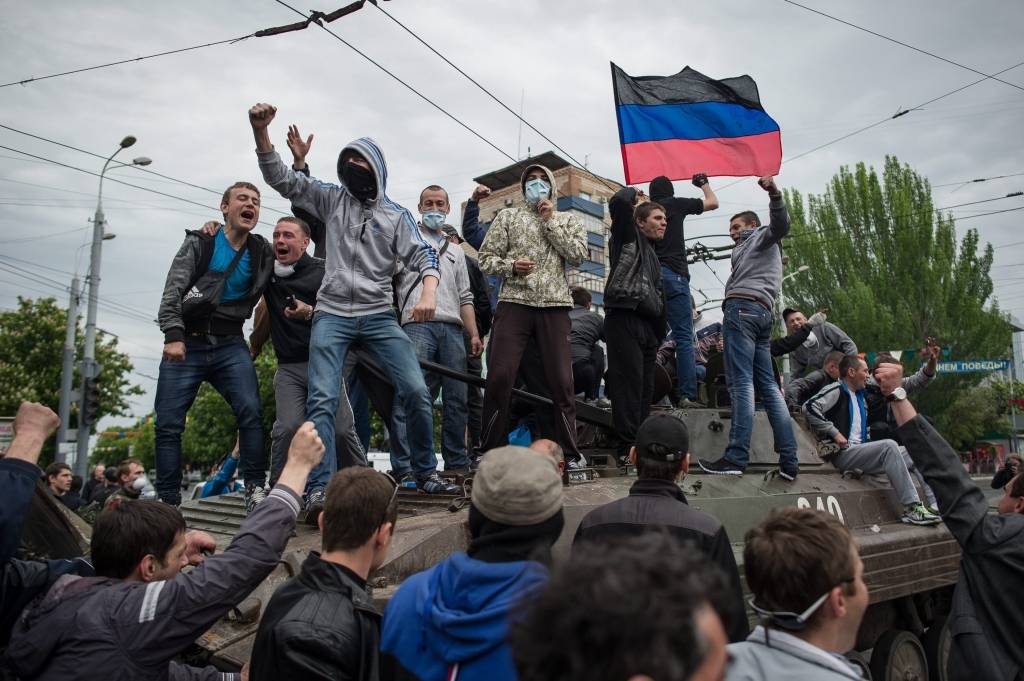 Separātisti Mariupolē nolaupa un pakar milicijas komandieri