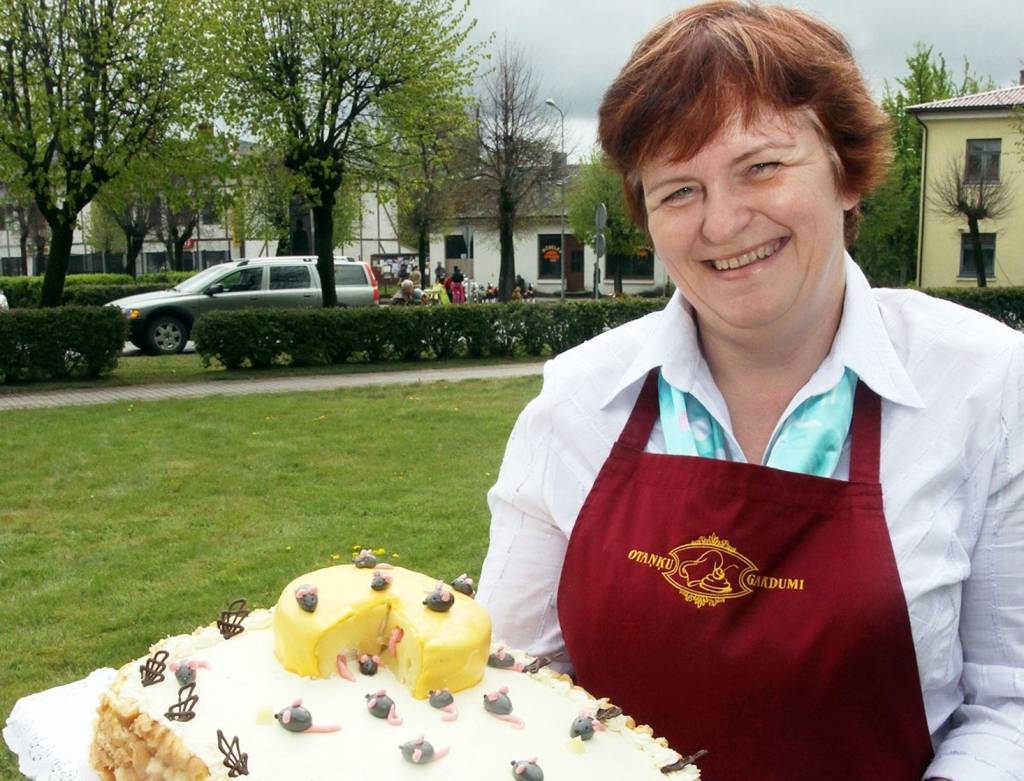 Konkursa "Siera saldā torte" sestās vietas ieguvēja nedēļu Liepājā meklējusi receptei nepieciešamos sierus; atradusi tikai vienu