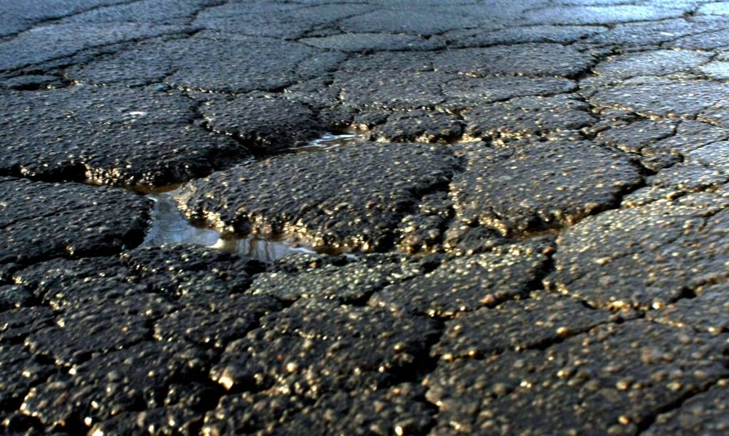 Neatliekamiem ceļu un tiltu remontdarbiem iedala papildu 3,7 miljonus eiro