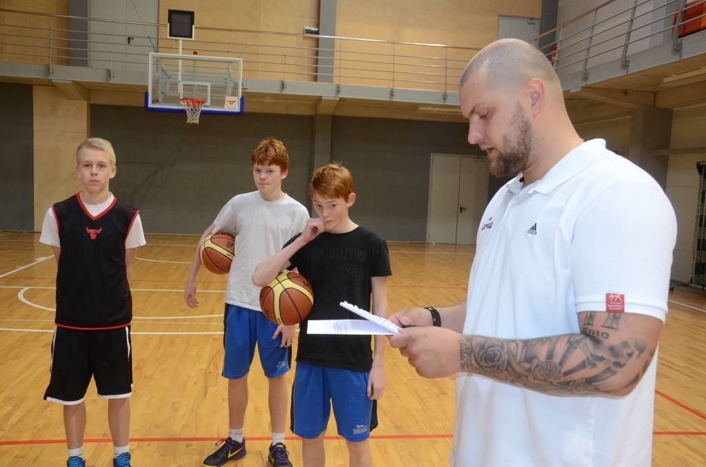 FOTO.VIDEO: Artūrs Štālbergs dod padomus Liepājas jaunajiem basketbolistiem