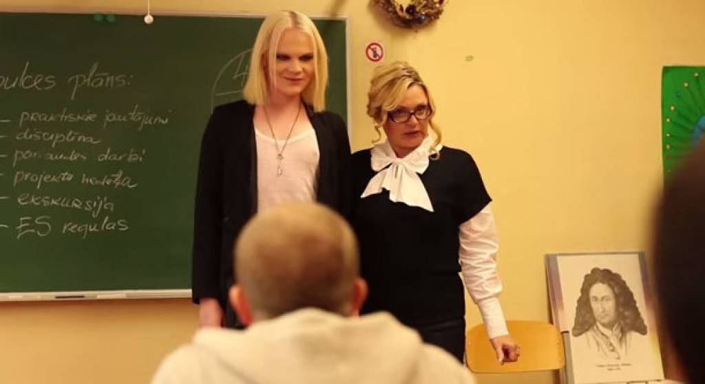 EP ar reklāmu iestūrē grāvī