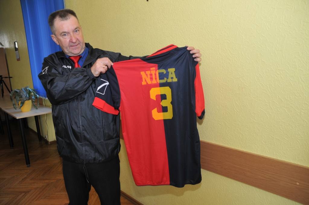 Nīcas futbolisti tiek pie jauniem tērpiem
