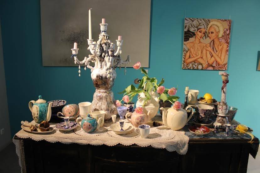 Ceturtdien atklās porcelāna mākslinieces Sanitas Ābelītes darbu izstādi